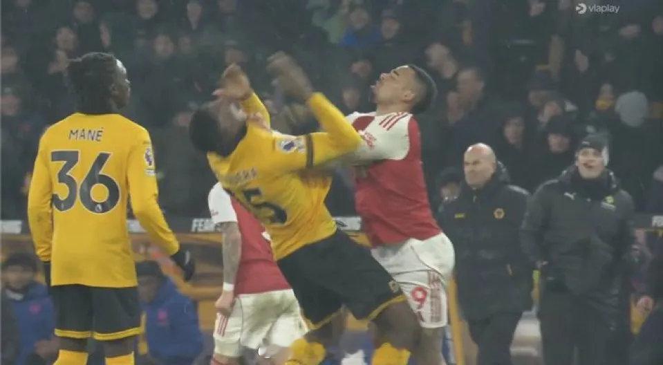 热苏斯因为比赛尾声（应该是已经结束了）时推倒耶尔松-莫斯克拉吃到了黄牌。阿森纳进