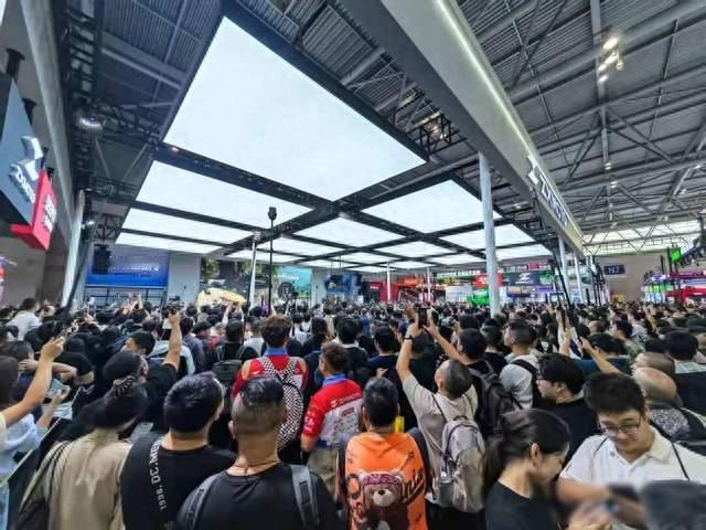 重庆摩博会五车齐发，张雪"赛道猛兽"不能上路，年底提车要抢手？