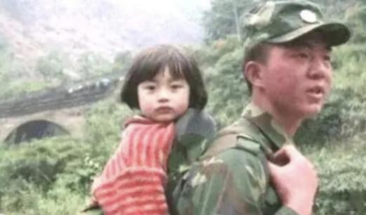 2008年5月12日，22岁的济南军区侦察兵梁智斌在北川中学废墟中徒手刨出10岁