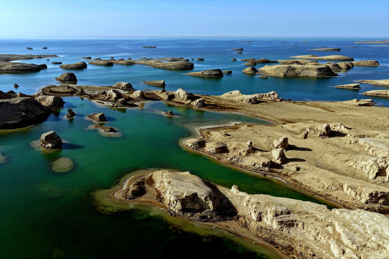 乌素特水上雅丹地质公园，拥有国内独一无二的水上雅丹地貌。这份奇景从何而来？千万年