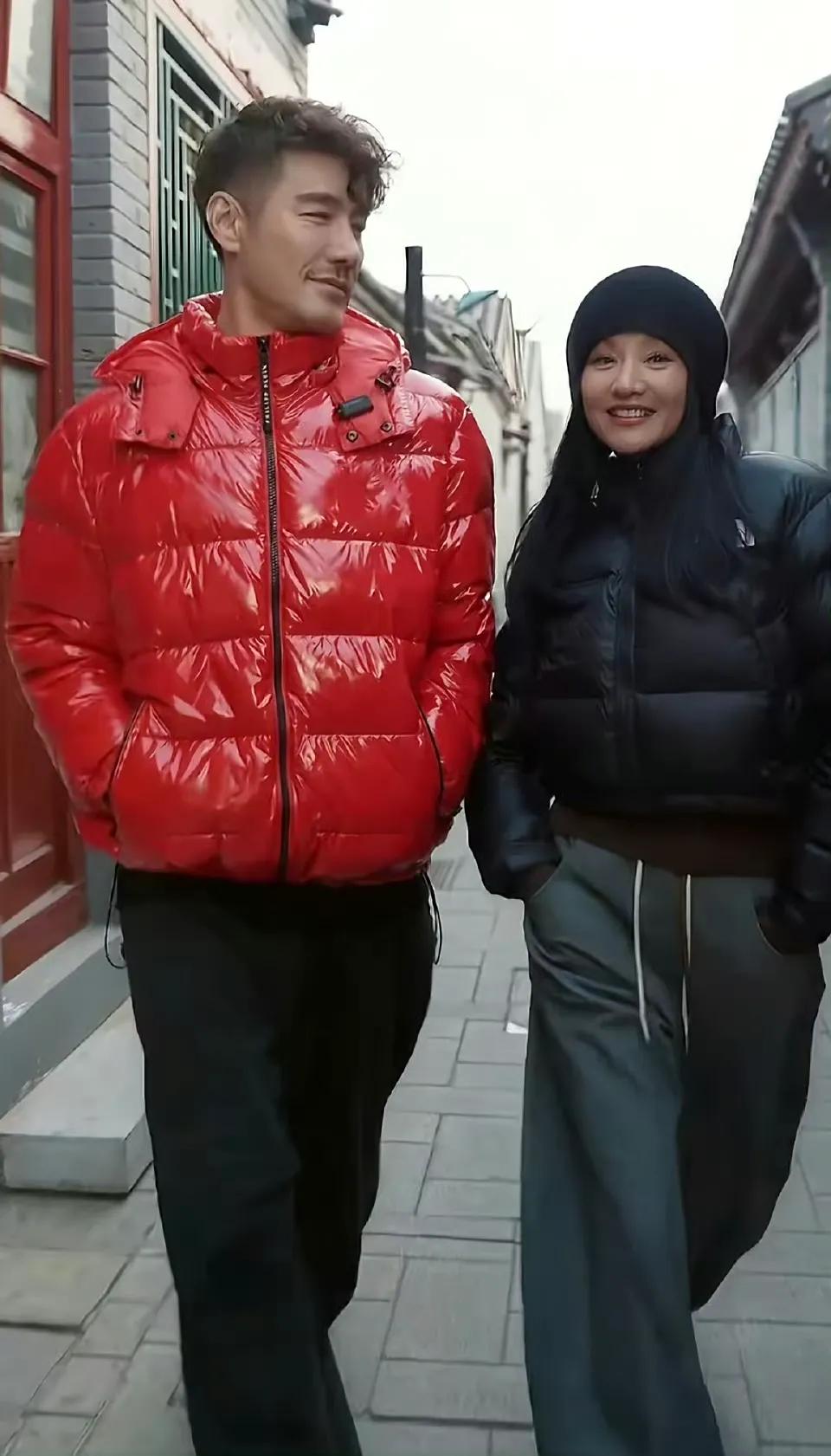 记者问胡兵：“你为什么会成为剩男？”胡兵说：“条件好的女生不相信我没有女朋友。”