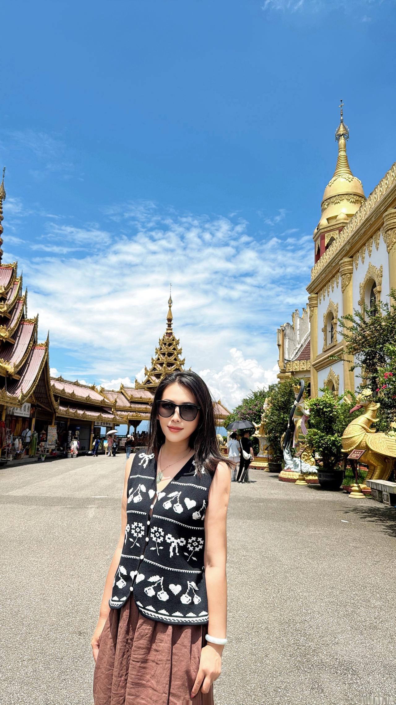 向外求，满目皆缺；向内观，万物俱足。 你只管做自己，天下万物的来和去都有它的时间