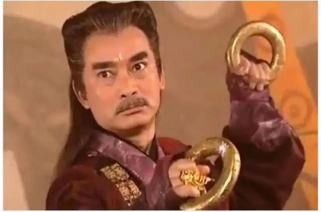 好消息好消息，黄金终于暴跌了！没有金手镯的姐妹们，再等等，等到金价跌到300，我