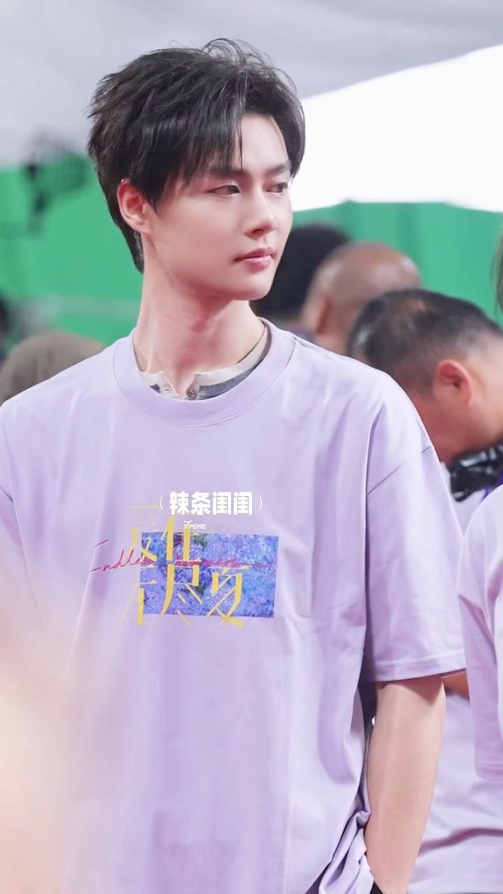 柯淳《爱在无尽夏》开机路透，状态很不错。这已经是他第三部长剧的男二了吧。。。 