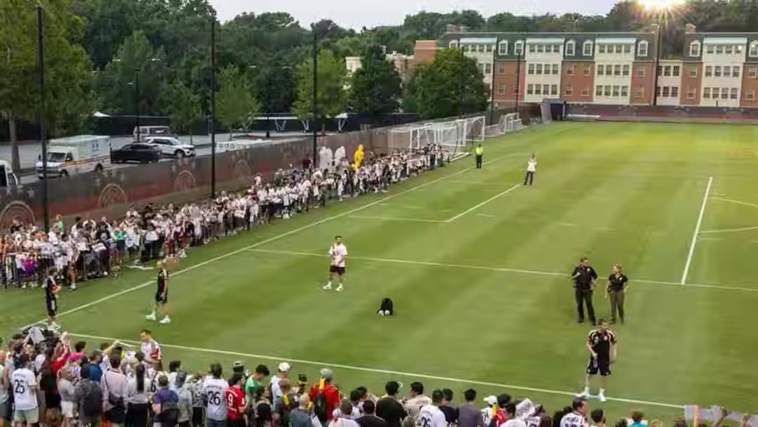 在此前2-1击败美国的友谊赛结束后，德国国脚萨内对比赛场地芝加哥军人球场的草坪状