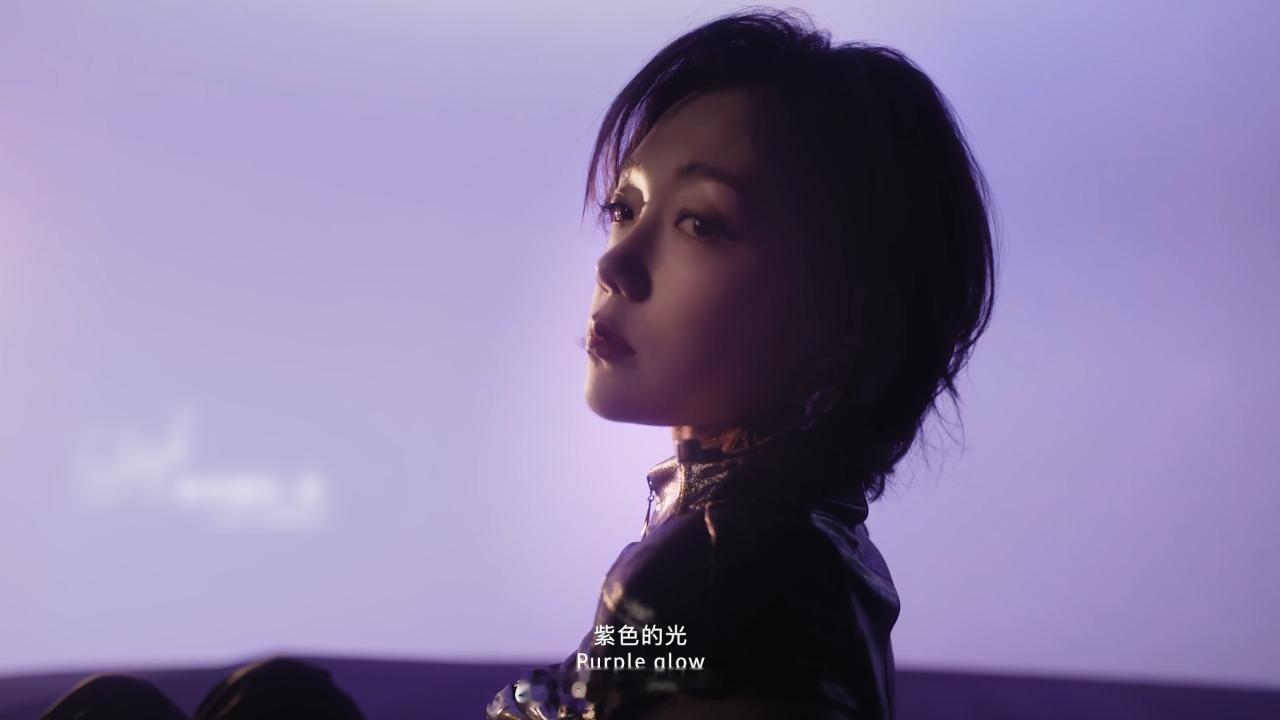 跟张晚意林允希林娜依高唱跳全场 这种自由洒脱的现场感，张晚意、林允和希林娜依·高