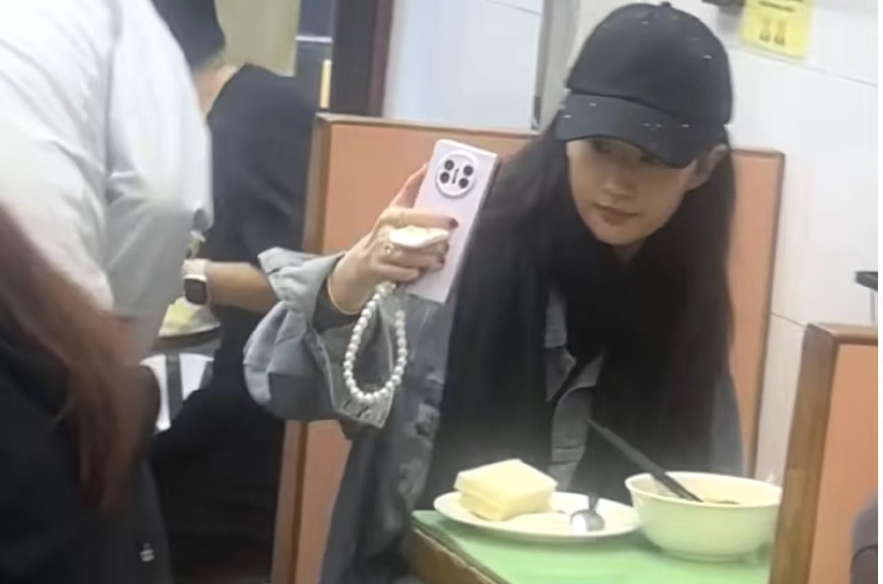 刘亦菲独自一人坐在香港一家小餐馆吃牛肉面，
几乎素颜的妆容看起来非常年轻，
一点