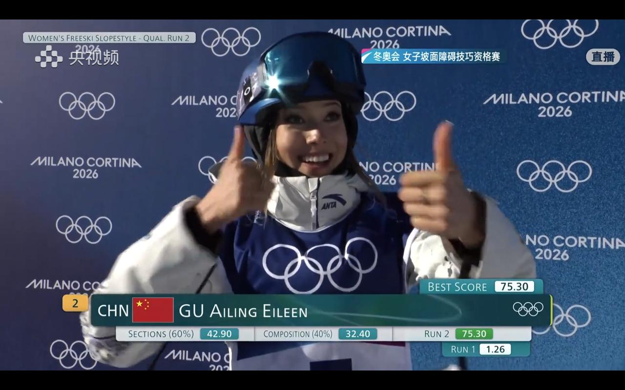 正在CCTV-5直播的米兰冬奥会女子坡面障碍技巧预赛上，谷爱凌在第一跳失误的情况