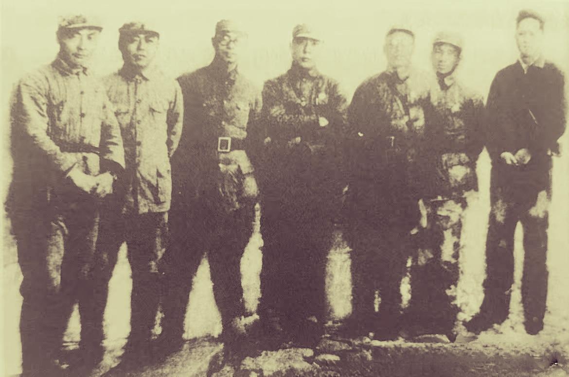 一张新四军老照片七位军人合影，其中四位是革命烈士

新四军，是南方八省红军游击队