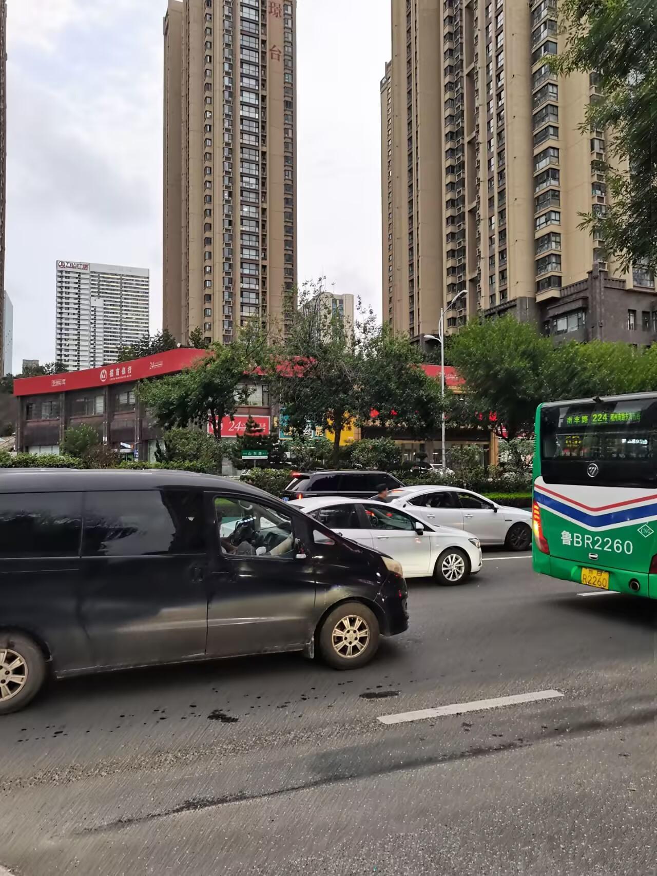 摩托车炸街是真的恨人！青岛山东路上的摩托炸车一族，真的是太胆大了，大白天就炸街！