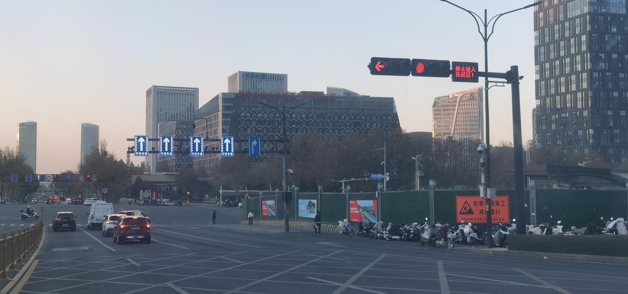 济南舜华路，没点智商，还真不会过这个路口