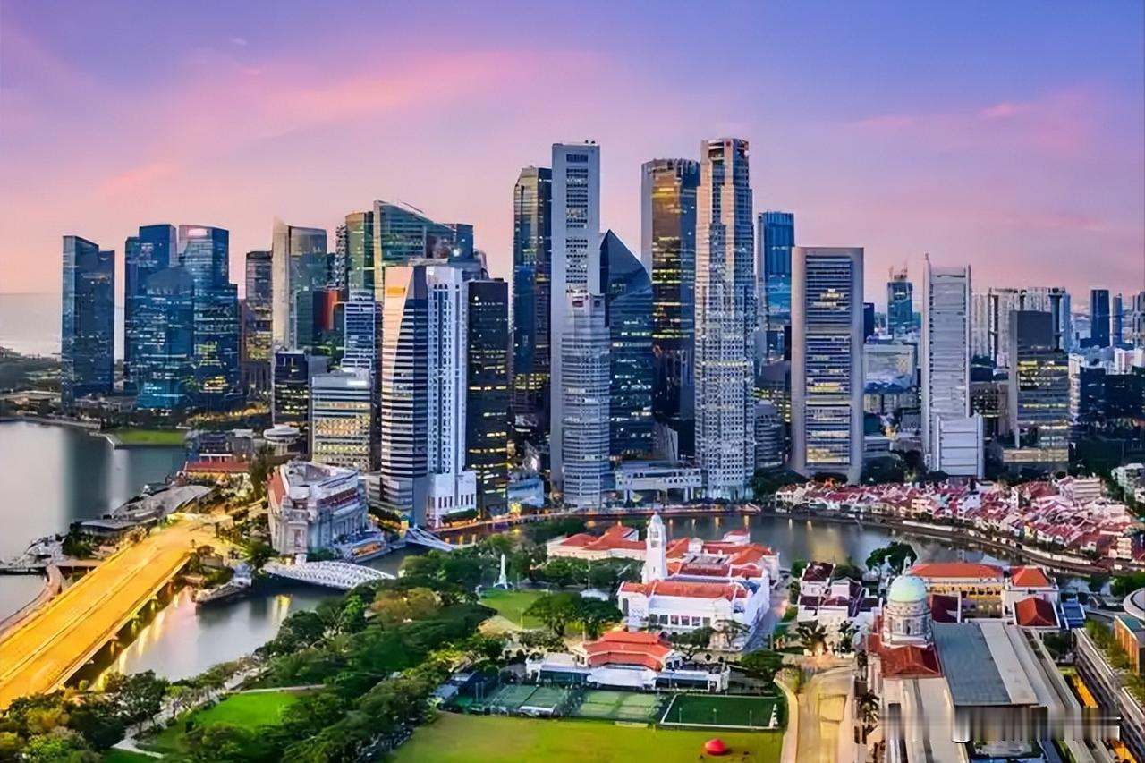 短短五年，香港和新加坡的经济差距被拉开了一大截。2019年香港GDP3660亿美