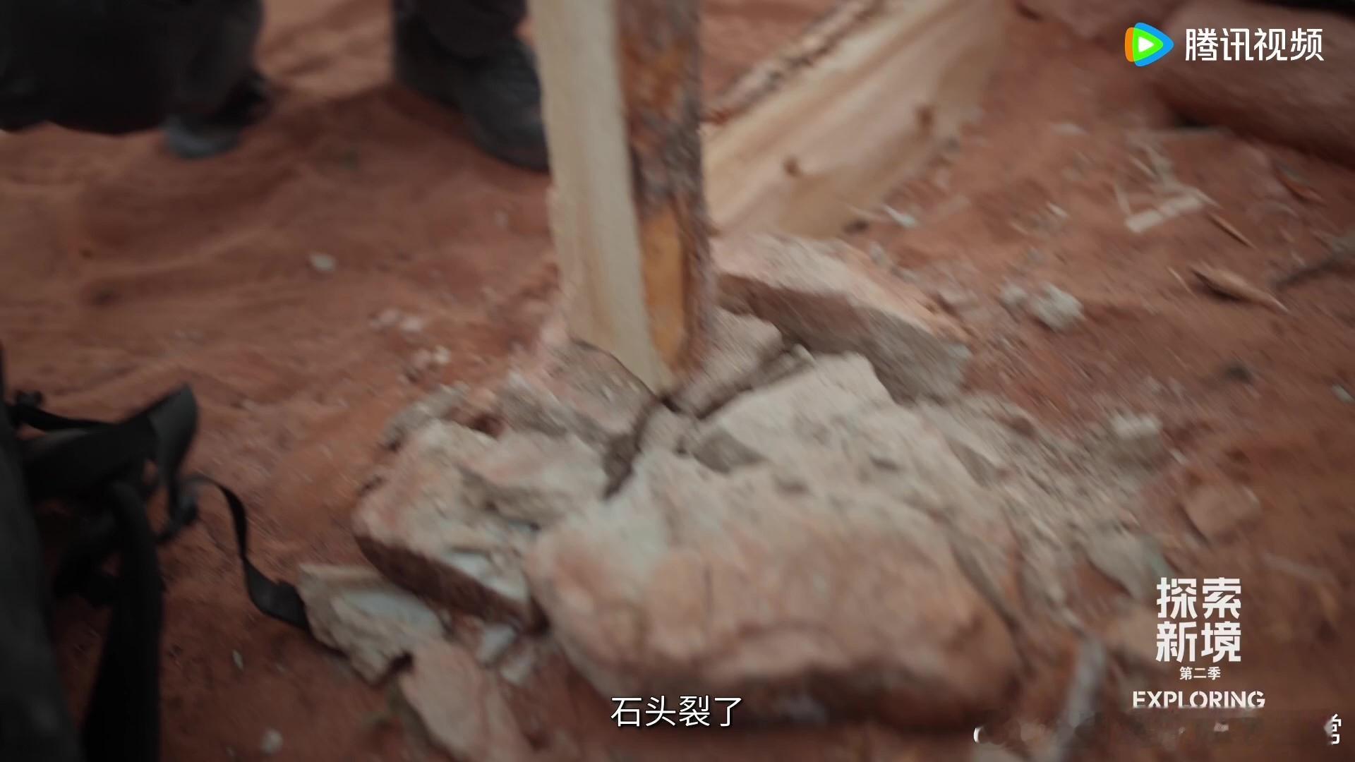 王一博户外也要搞抽象王一博就这样顶着张帅脸玩抽象，金鸡独立跃海未遂，中二又可爱的