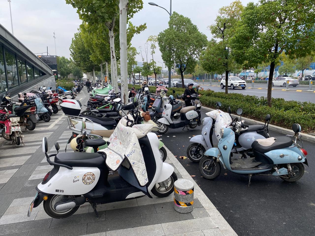 没有管理的城市真的非常糟糕
合肥现在地摊上机动车道
电瓶车停车上非机动车道
合肥
