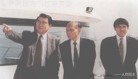 1999年，霍英东先生陪同广东省委李书记在南沙视察。