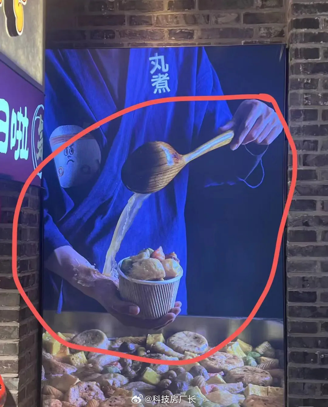 我还以为这图做错了，网友说这是设计师故意的，防甲方白嫖的操作，只有付完尾款才给正