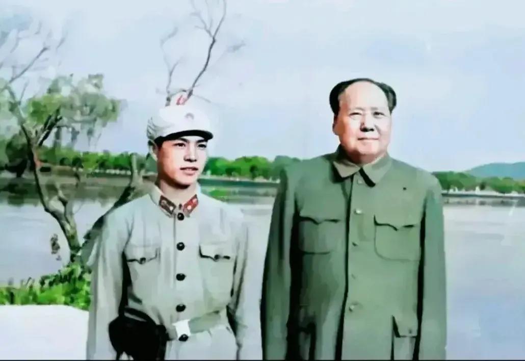 到了耄耋之年，一位普通老人才拿出他珍藏多年的照片，当时的他，21岁的武汉东湖警卫