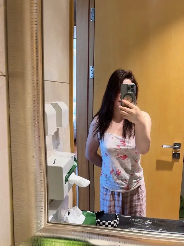 有人爱你 却只在屏幕前花言巧语 有人爱你 己经到你家楼下等你