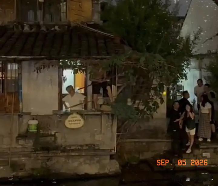 突发，绍兴葫芦娃爷爷因打卡人数过多，不堪其扰，于周六晚上8点多，决定把七个葫芦全