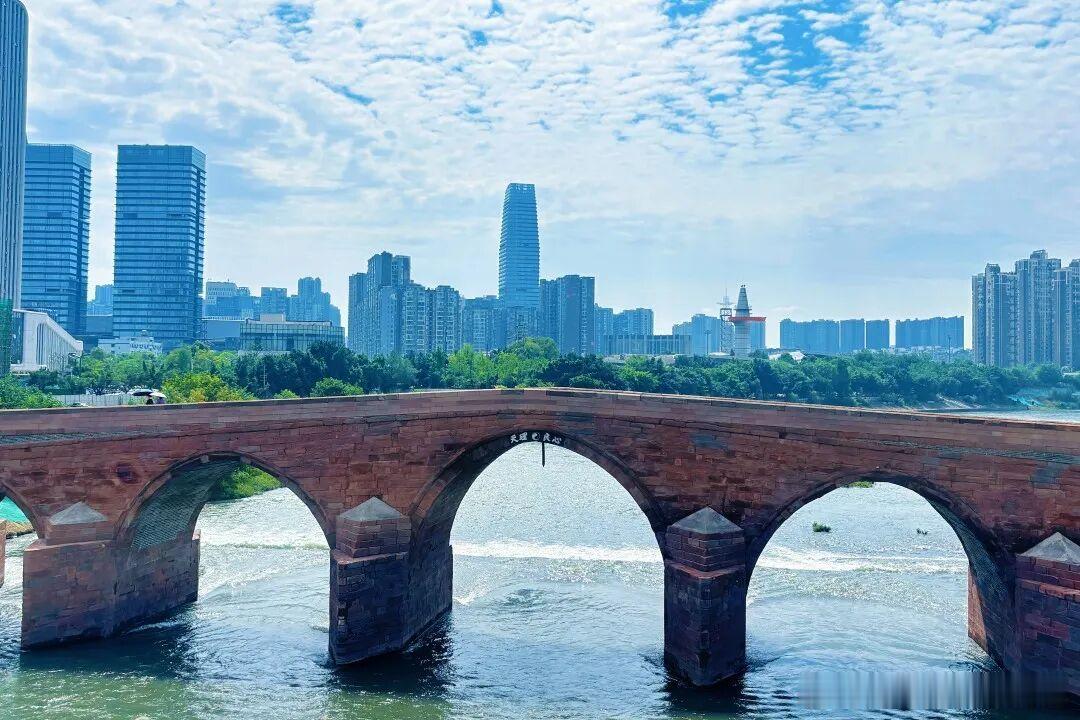 成都一众文物 “老宝贝” 集中出圈！杜甫草堂明代藏经楼修缮完工变身古籍修复中心；