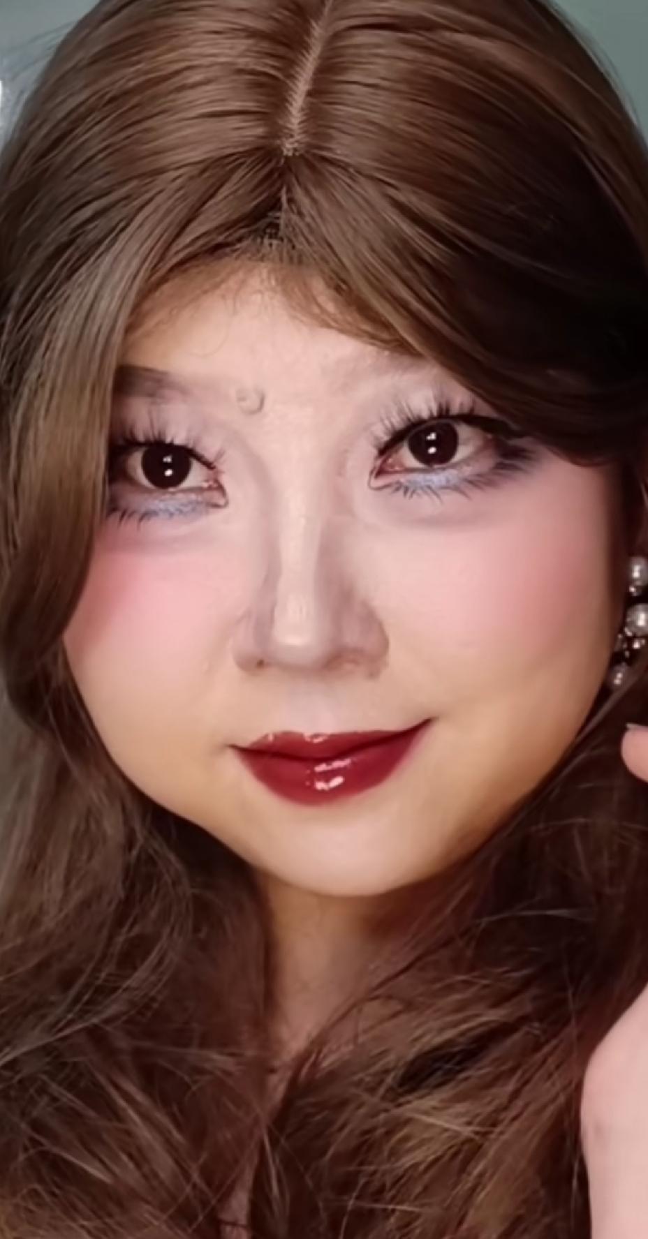 女子化妆前后对比，浓妆艳抹很精致，总感觉那里不对，还是素颜看着顺眼，虽然不美，至