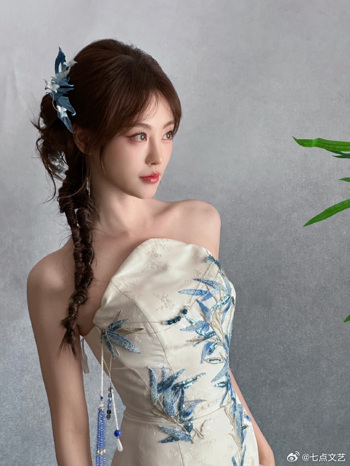 祝绪丹青花旗袍九宫格青花纹样雅致旗袍，祝绪丹完美驾驭，尽显温柔大气，东方美感扑面