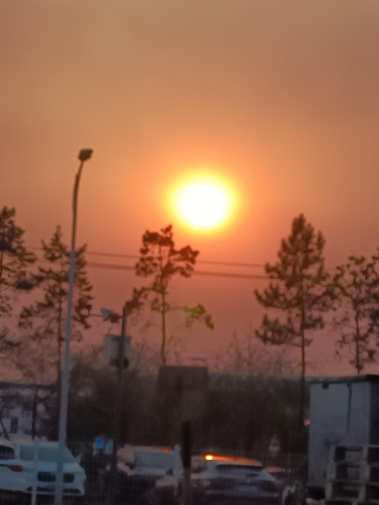 面对一个丧心病狂的男人无理取闹，
你会选择反击还是选择沉默？
骂回去可能引发更疯