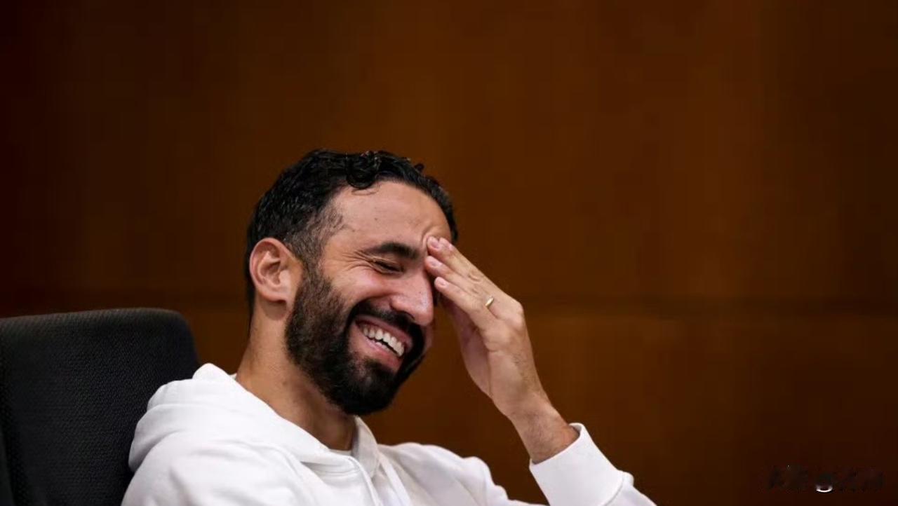 曼联主帅阿莫林的脸上，终于露出了笑容！

1985年1月27日出生的阿莫林，比1