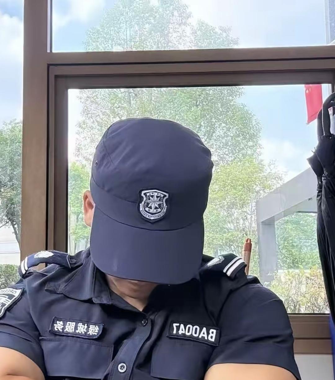 当保安的日子，重复到让人麻木。要么守在狭小闷热的监控室里，盯着大屏幕数着秒针熬时