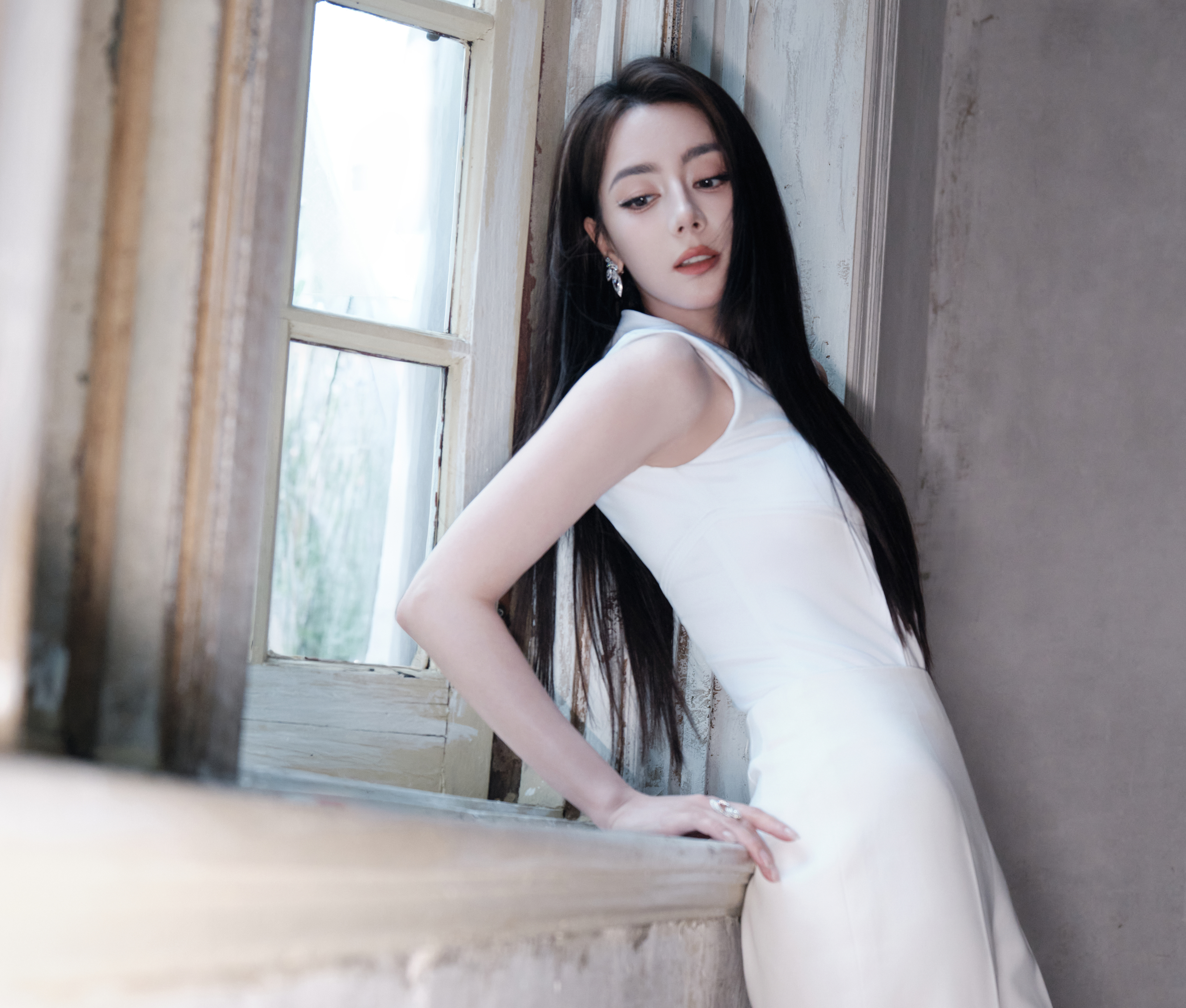 迪丽热巴 发射发射＞＞＞💕💕💕迪丽热巴 路虎卫士热巴在西岸迪丽热巴黑长直女