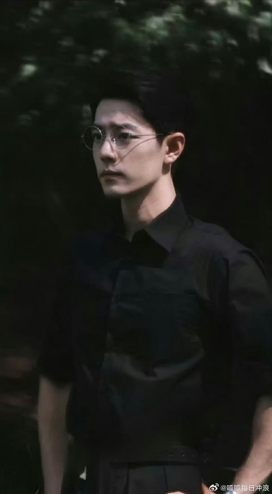肖战黑色西装路透，是不是超帅！ ​​​