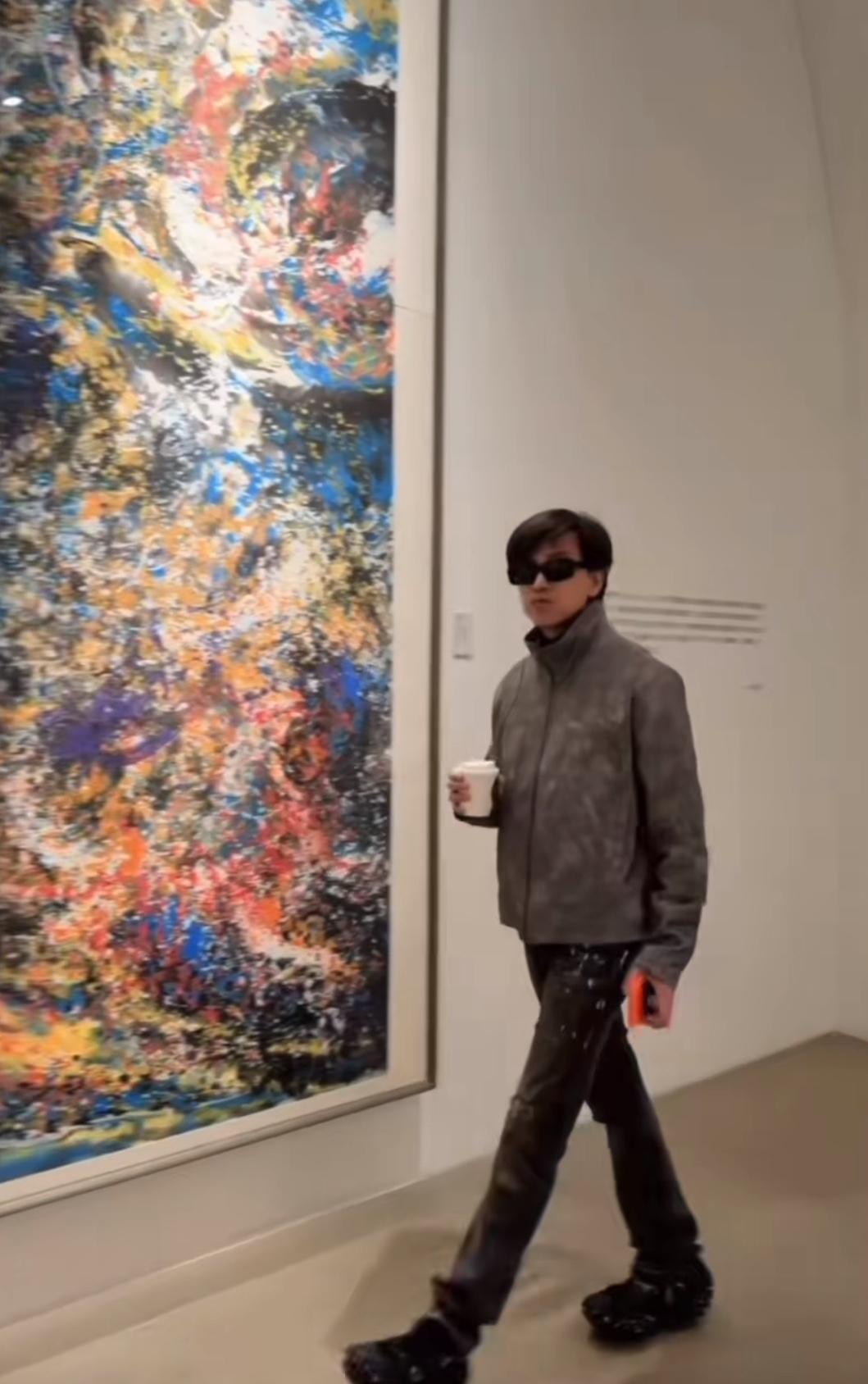 陈晓东10月24日去了798艺术馆，

陈晓东曾在网上为Y发声，

他前去798