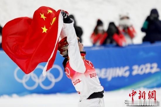 徐梦桃今年36岁膝关节经历过四次大手术，他还能站在世界的最高峰！她那种顽强拼搏积