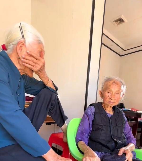 91岁的女儿和113岁的妈妈聊天 