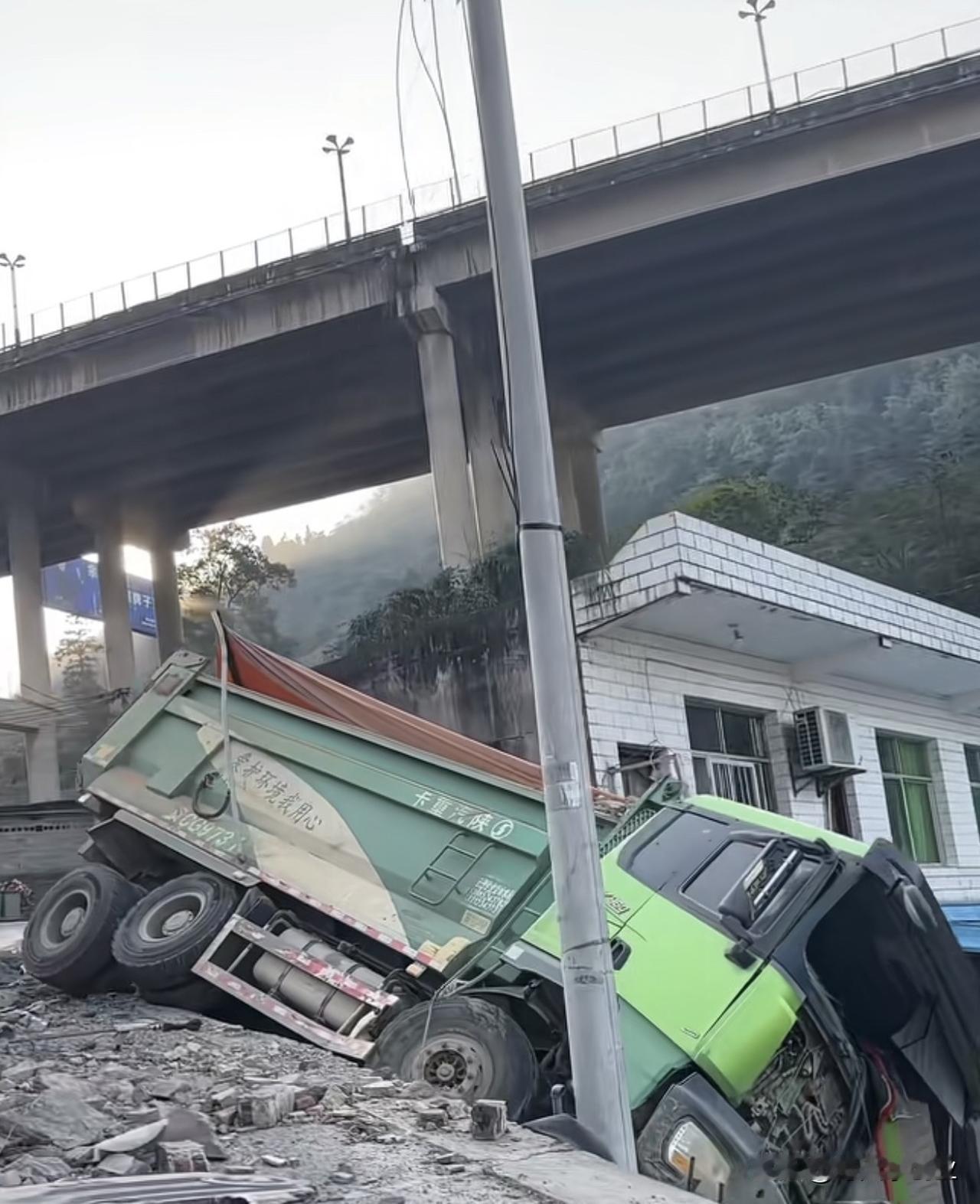 一辆渣土车“钻进”路边民房：房子塌了，最怕的是人出事

刷到一段视频，现场挺震撼