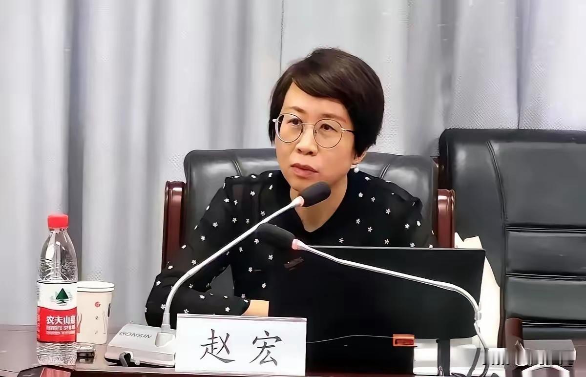 那时候昆山反杀案闹得沸沸扬扬，几个法学大咖跳出来喊“防卫过当”，我当时只当是书生