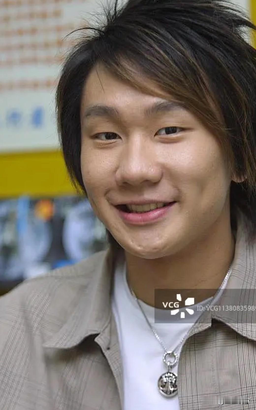 我总是很好奇为什么胡彦斌总被吐槽颜值而林俊杰却没有，他早年这几张照片也没比胡彦斌