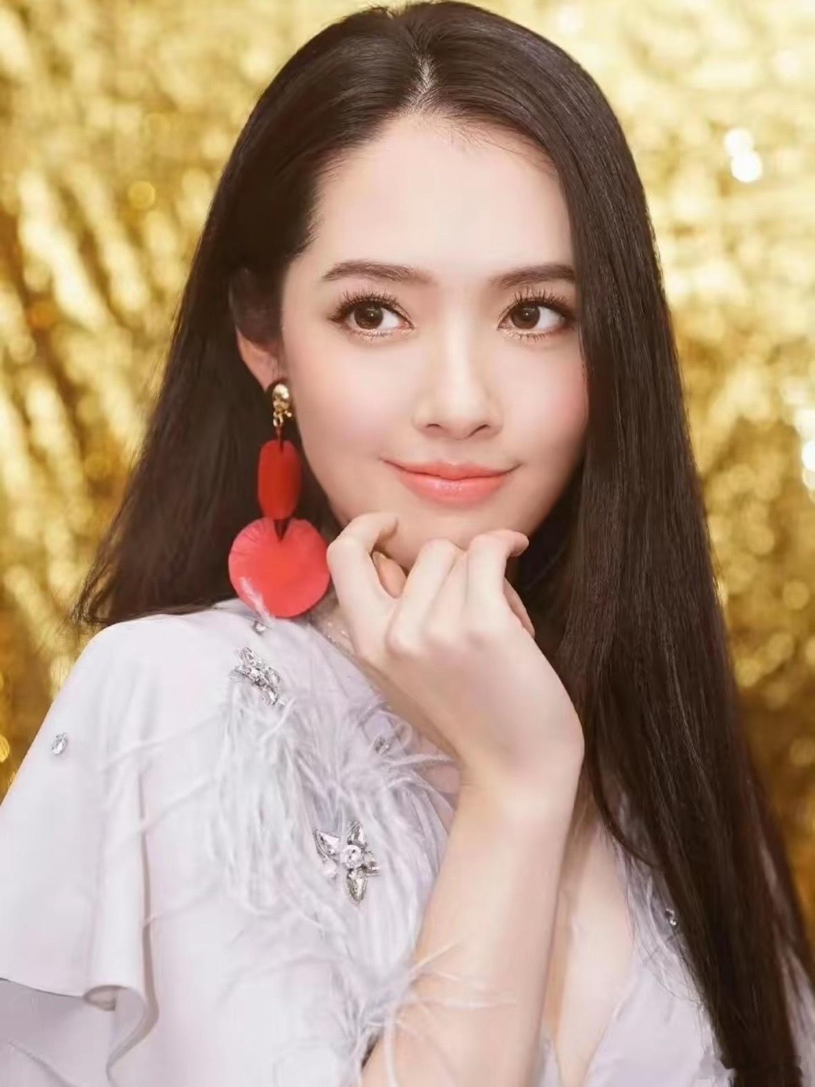 郭碧婷回应被迫给向佐生孩子郭碧婷她之前一直给我的印象就是非常的漂亮，还有一头标志
