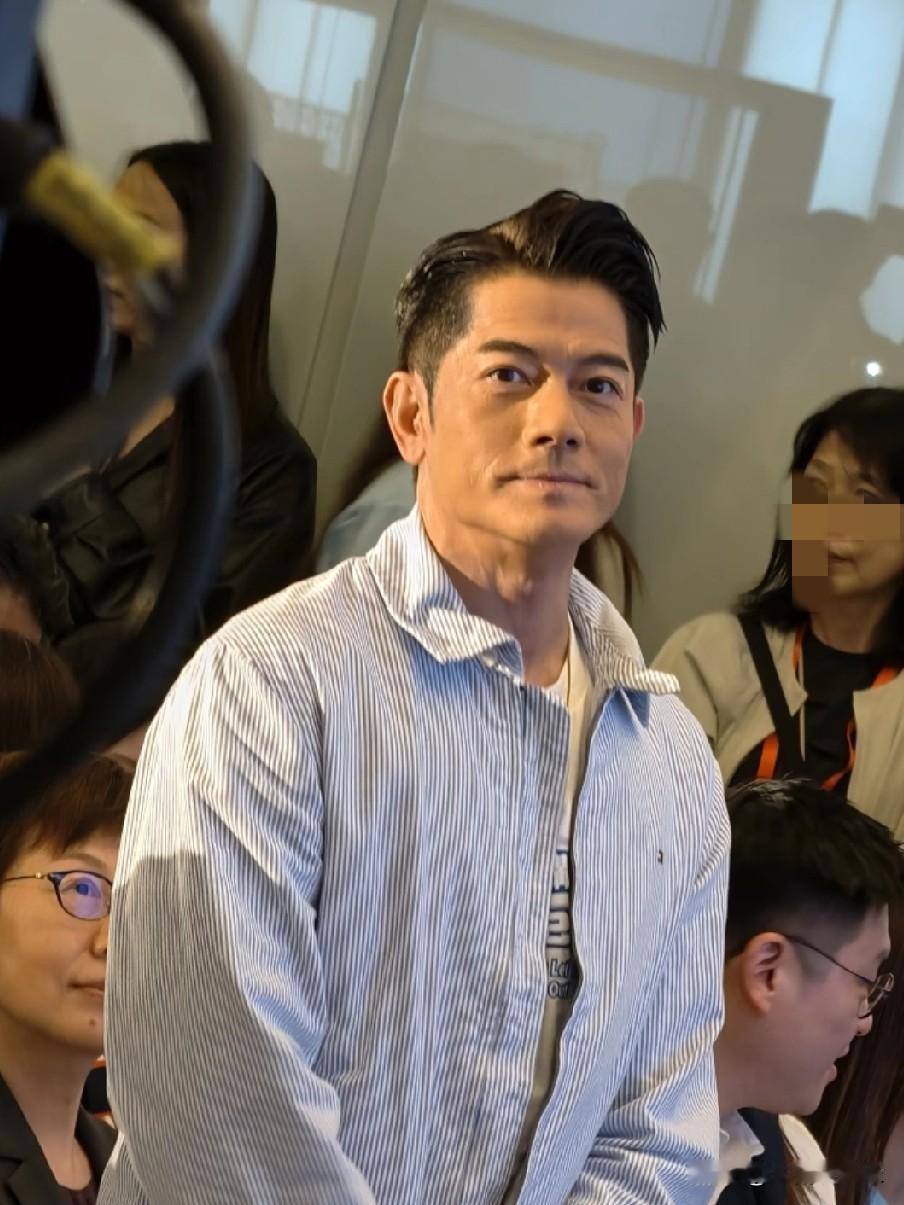 同样是女婿，郭富城一下把窦骁比下去了。

何超莲大姐去世，窦骁连面都没露。再看人
