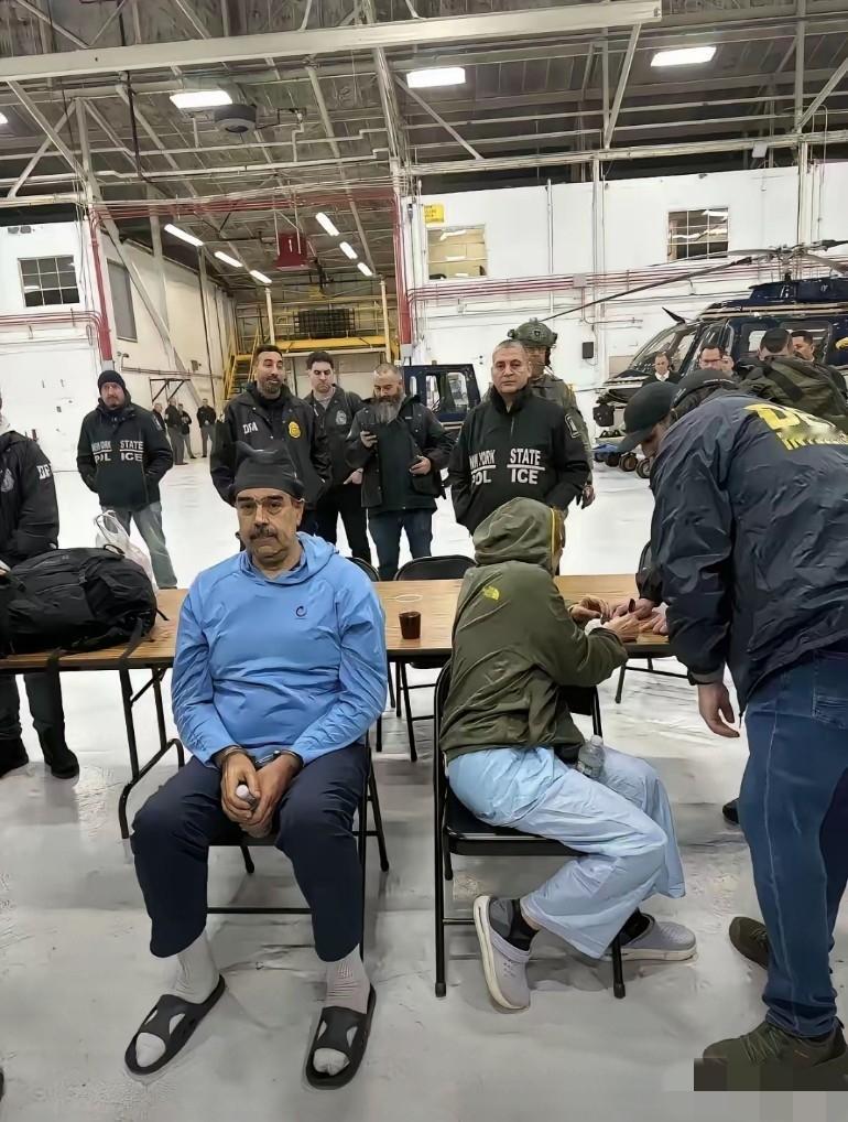 从西装革履到镣铐加身，绑架一个主权国家的总统，霸权行为，强盗！
一国总统，轻而易