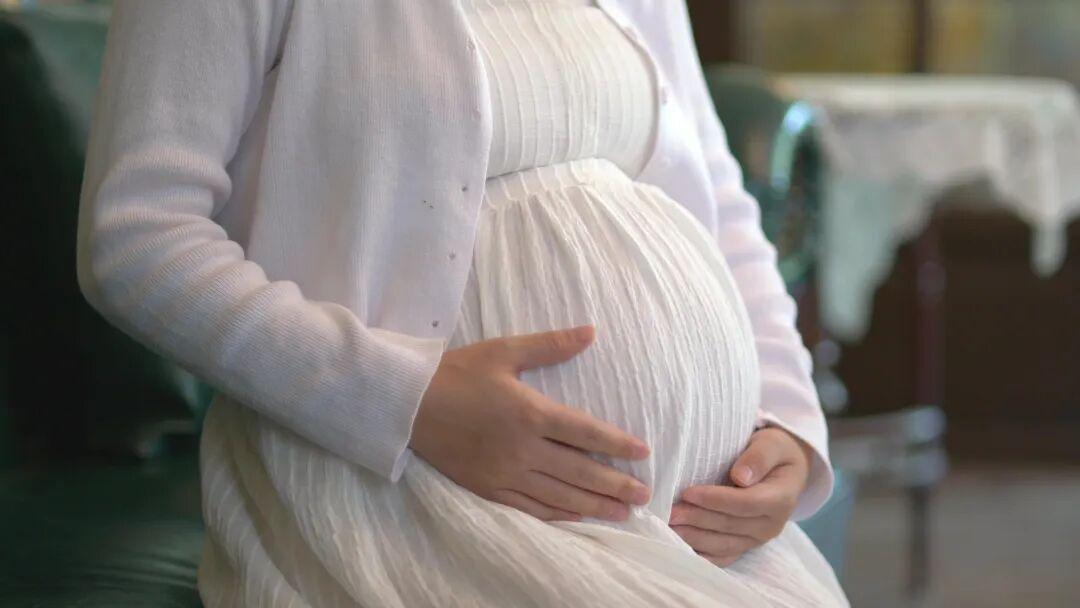 西安一名 24 岁女子入职上海高薪企业，月薪 1.5 万，入职未满一年结婚怀孕，