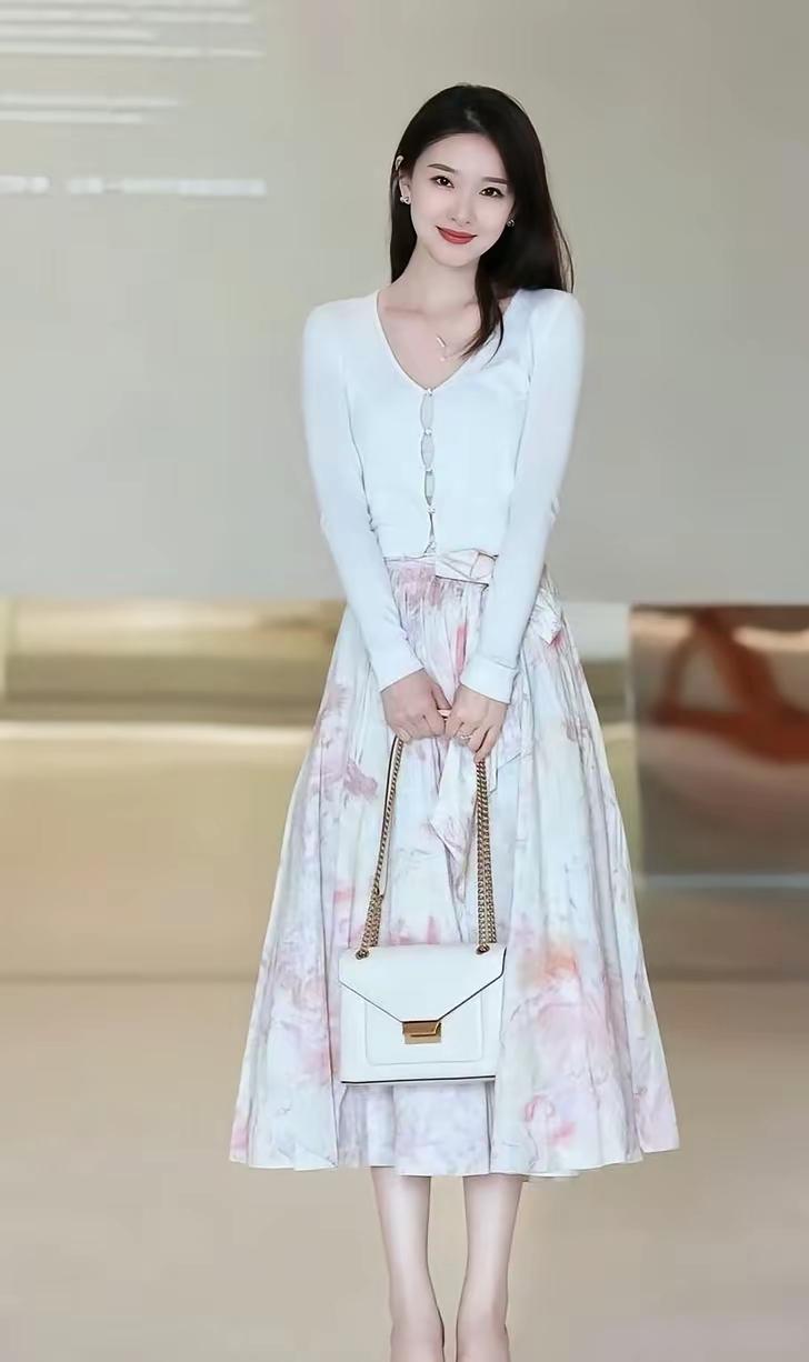 轻纱拂面，风姿绰约。