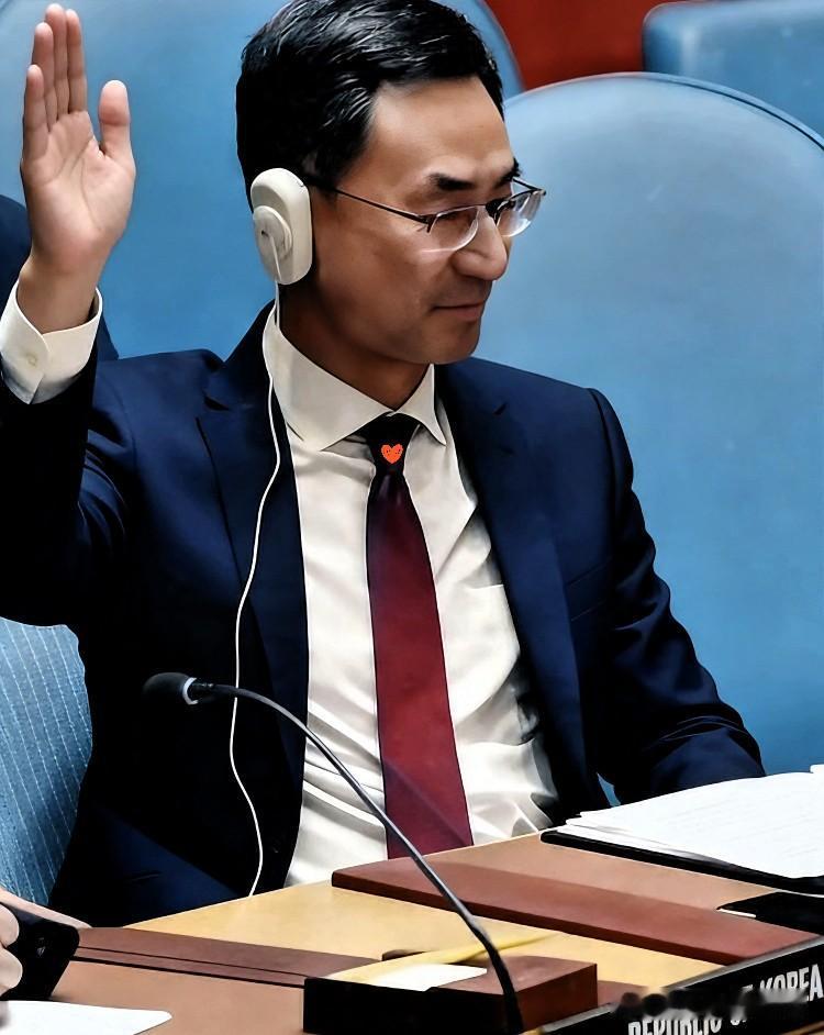 总有人还在做梦，觉得只要膝盖够软，哪怕自废武功，就能换来强盗的慈悲

看看那些“