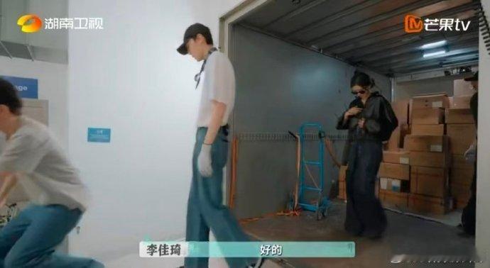 张予曦[超话]张予曦又瘦又有劲张予曦无情的搬货机器巴黎合伙人别小看张予曦这小身板