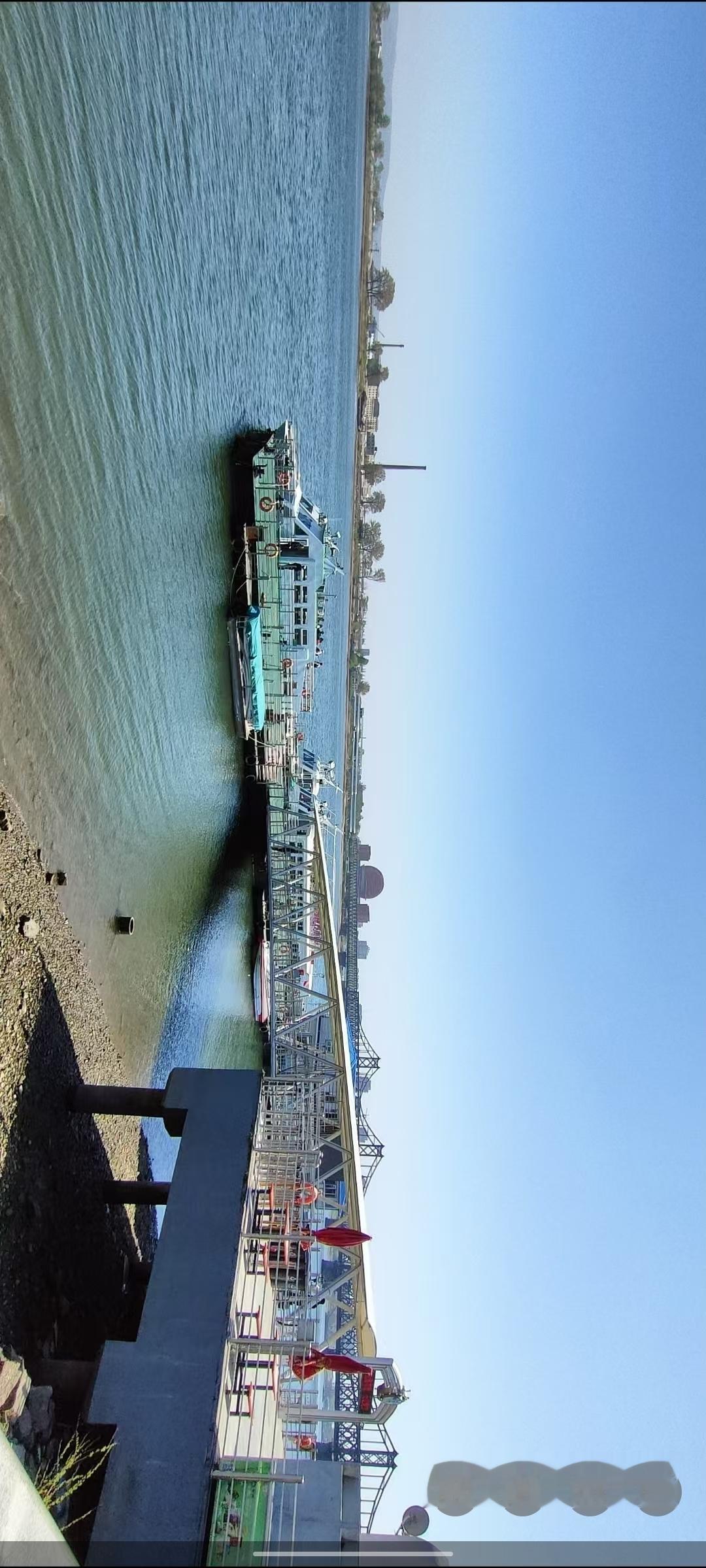 阳光洒满海港，船只静静停泊，海风轻拂，岁月静好。