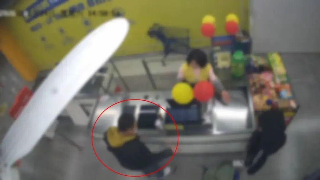 超市是仓储式超市，但不是你家的库房，想拿啥就拿啥，想拿多少就拿多少！
前不久，在