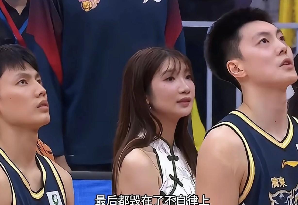 广东队后卫徐杰最近除了球场上的表现，场外也有温暖故事，比赛一结束，他的女友林佳颖