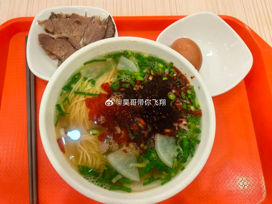 清晨的微光，藏着生活的温柔清晨推开窗，风里带着微凉的清新，天边的微光慢慢晕开，新