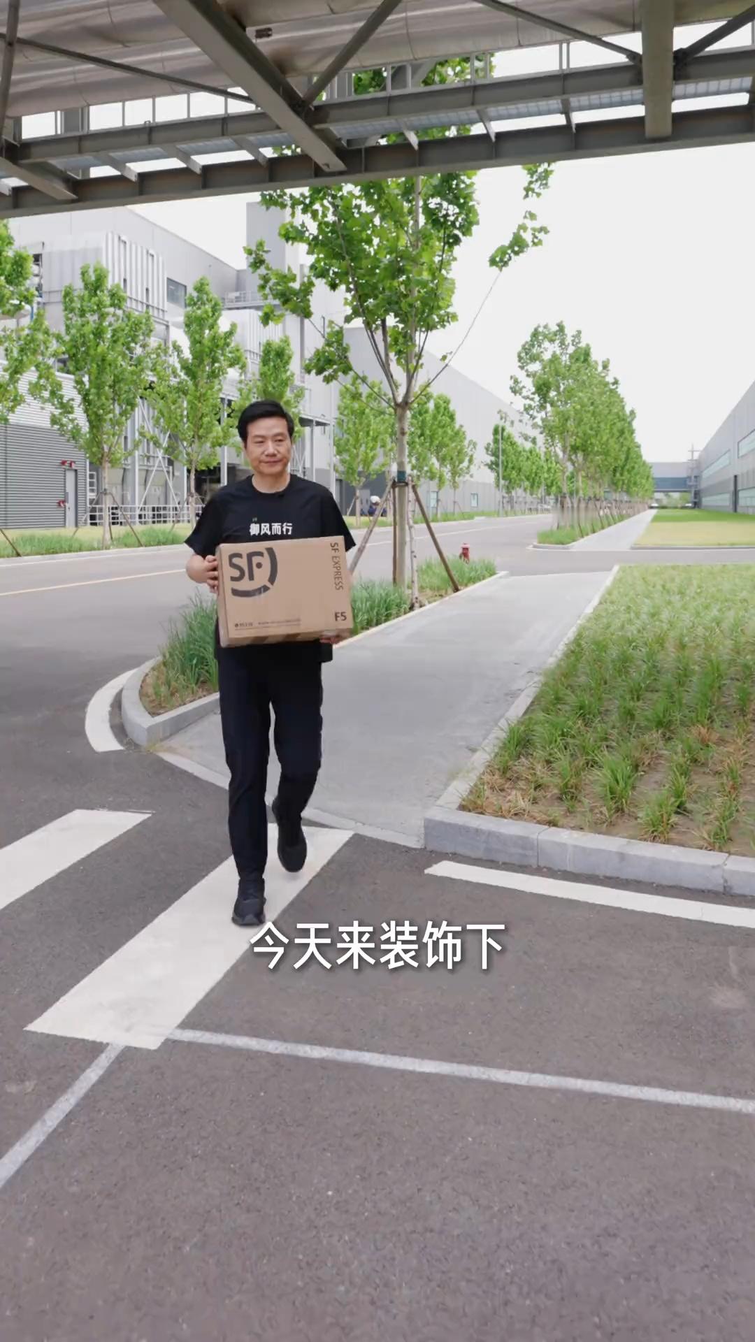 不知道的，还以为雷军开小米YU7送快递 ​​​