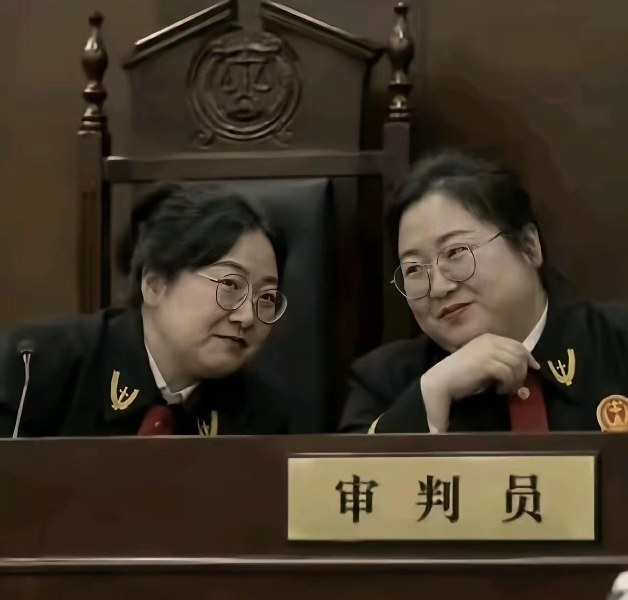 坐在底下瑟瑟发抖，这笑的有点心里发毛呀